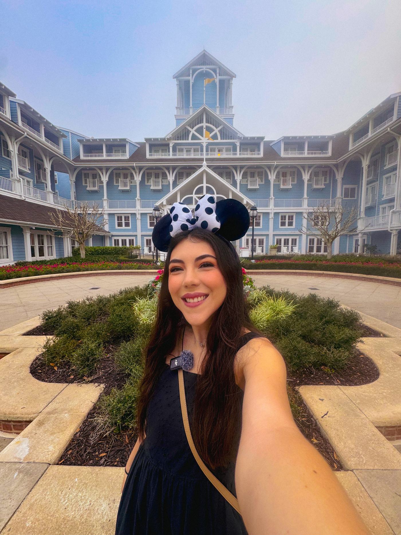 Dani Godinez, agente de viajes certificada, en un resort de Walt Disney World.