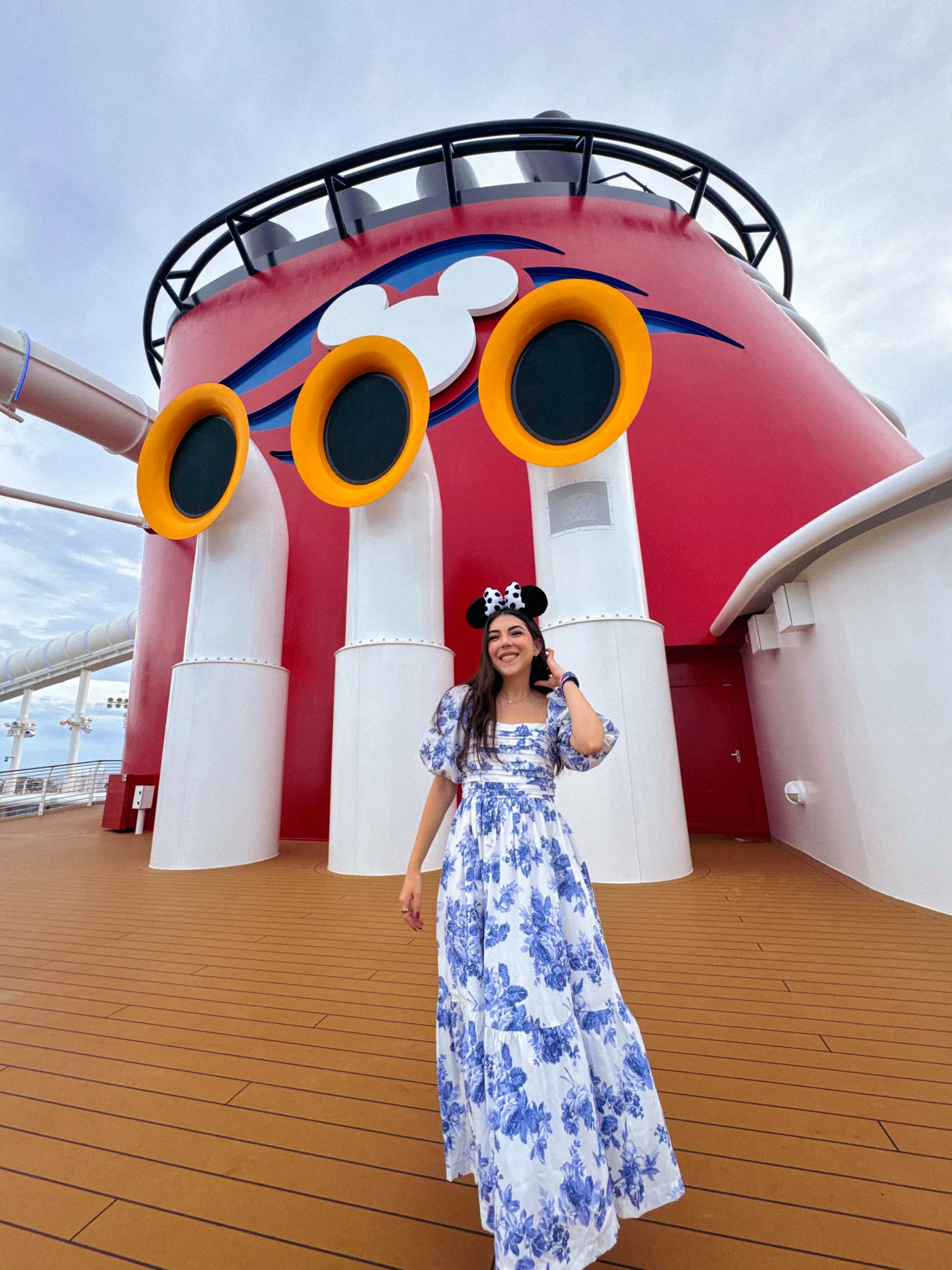 Dani Godinez en la cubierta de un crucero Disney.