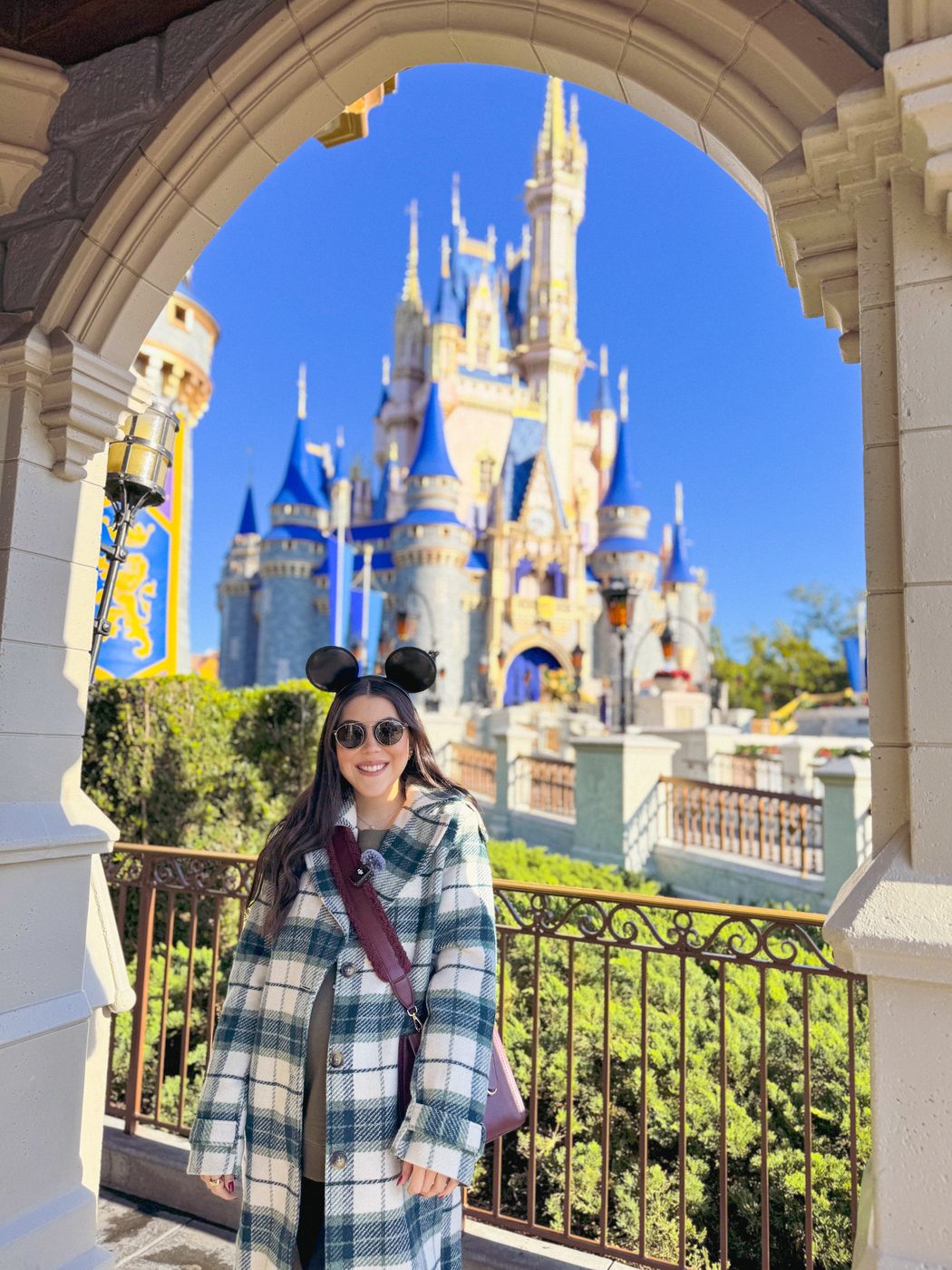 Dani Godinez con orejas de Mickey frente al Castillo de Cenicienta en Magic Kingdom, Walt Disney World.