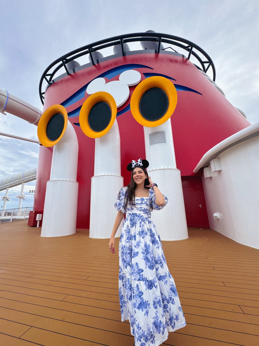 Cruceros Disney — Dani Godinez a bordo de un barco de Disney Cruise Line
