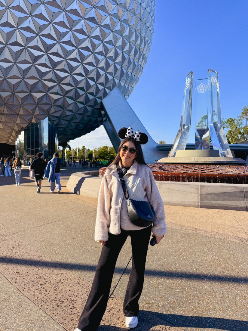 Dani Godinez frente a Spaceship Earth en Epcot, Walt Disney World