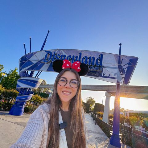 Dani Godinez en la entrada de Disneyland Park, con el letrero de Disneyland
