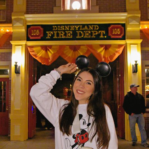 Dani Godinez frente a la estación de bomberos de Main Street U.S.A. en Disneyland