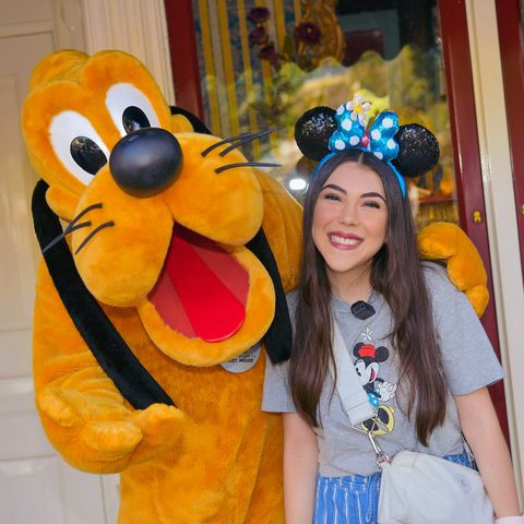 Dani Godinez con Pluto en Main Street U.S.A., Disneyland
