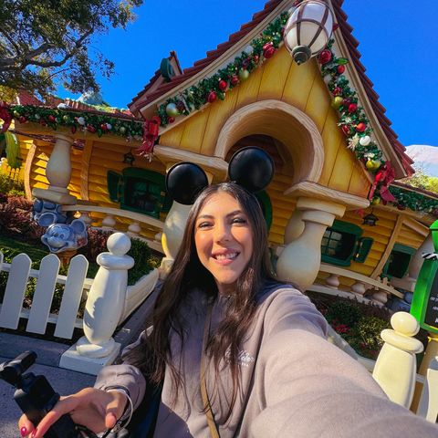 Dani Godinez frente a la casa de Mickey en Mickey's Toontown, Disneyland