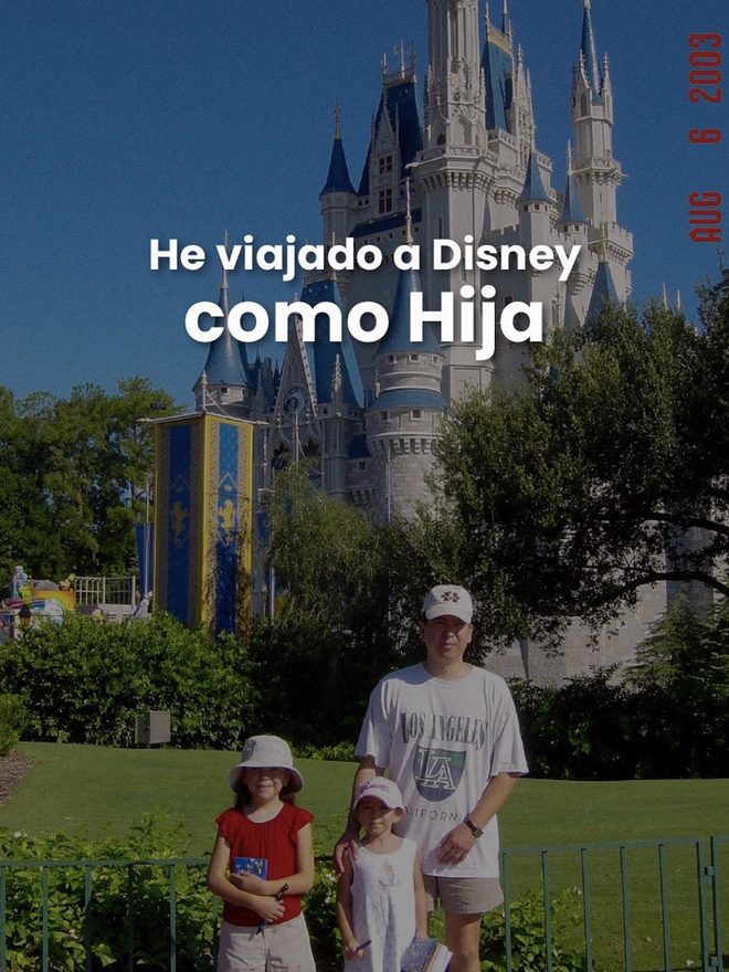 Dani Godinez de niña con su familia frente al Castillo de Cenicienta en Magic Kingdom