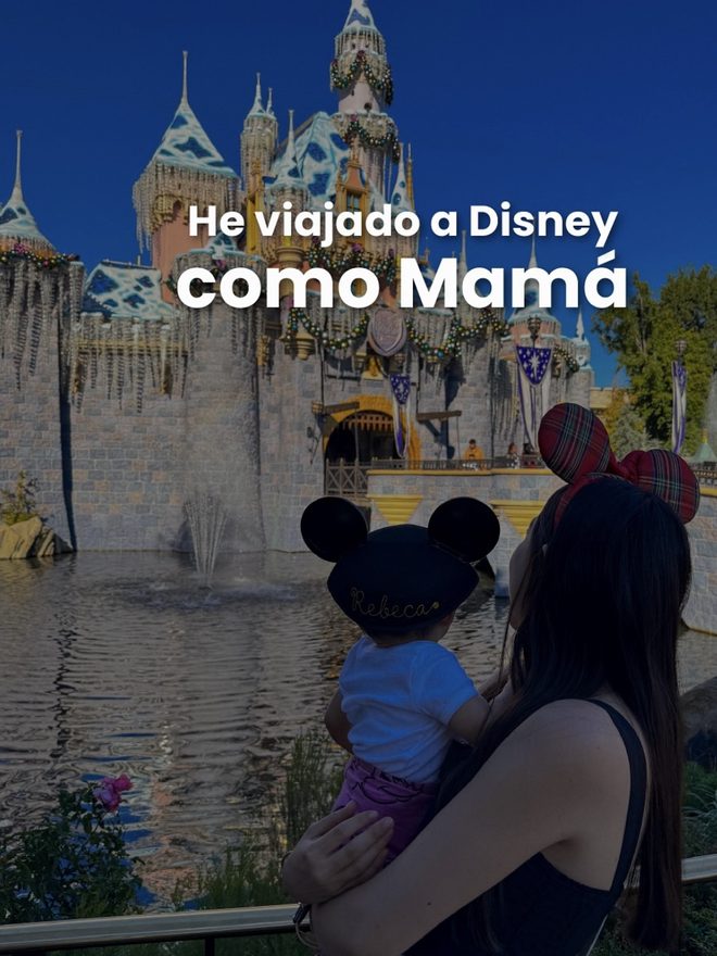 Dani Godinez como mamá cargando a su bebé frente al Castillo de la Bella Durmiente en Disneyland