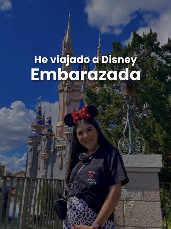 Dani Godinez embarazada con orejas de Minnie frente al Castillo de Cenicienta