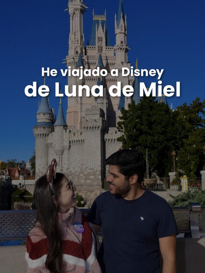 Dani Godinez y su esposo de luna de miel frente al Castillo de Cenicienta