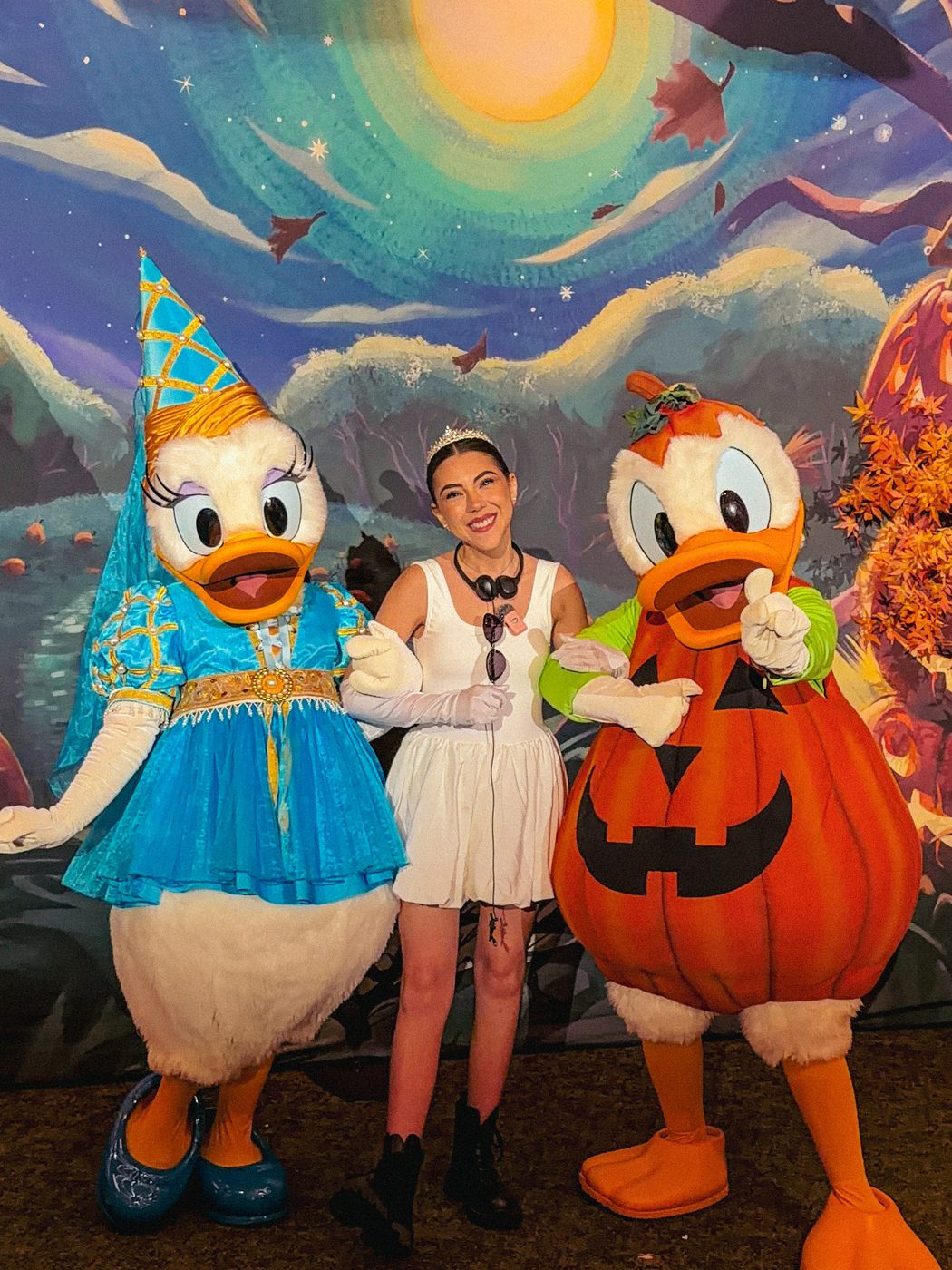 Dani Godinez con Donald disfrazado de calabaza y Daisy disfrazada de princesa en la fiesta de Halloween de Magic Kingdom.