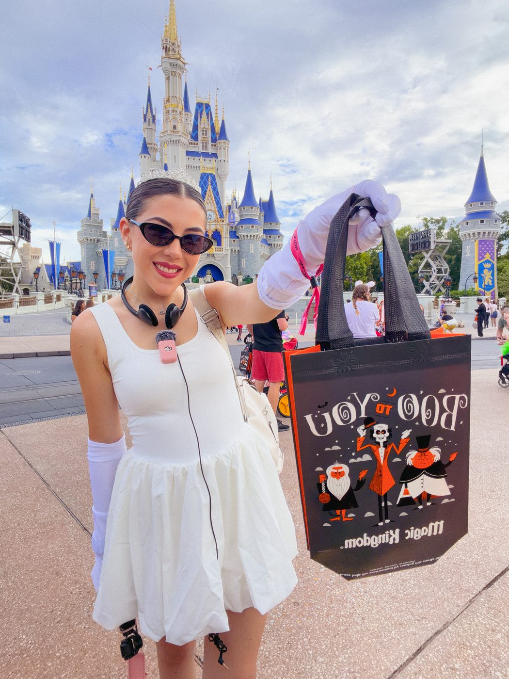 Dani Godinez disfrazada de princesa, con la bolsa de dulces de la fiesta, frente al Castillo de Cenicienta en Magic Kingdom durante la Mickey's Not-So-Scary Halloween Party.