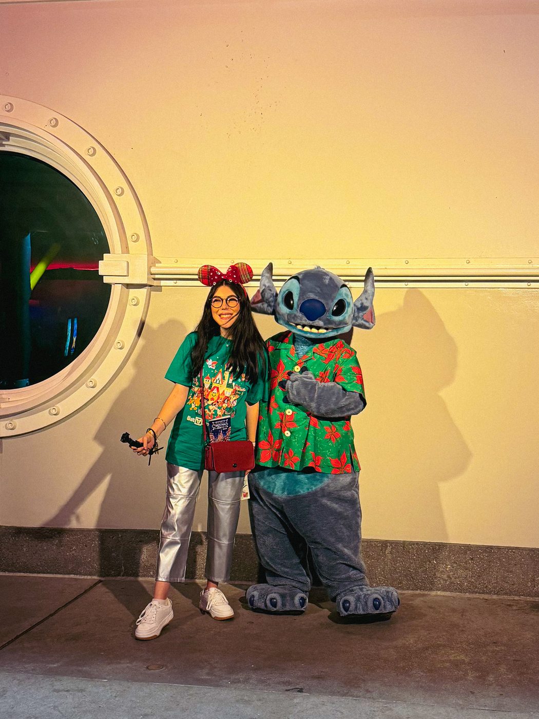 Dani Godinez con Stitch, que en la fiesta de Navidad sale con camisa hawaiana, en Tomorrowland.