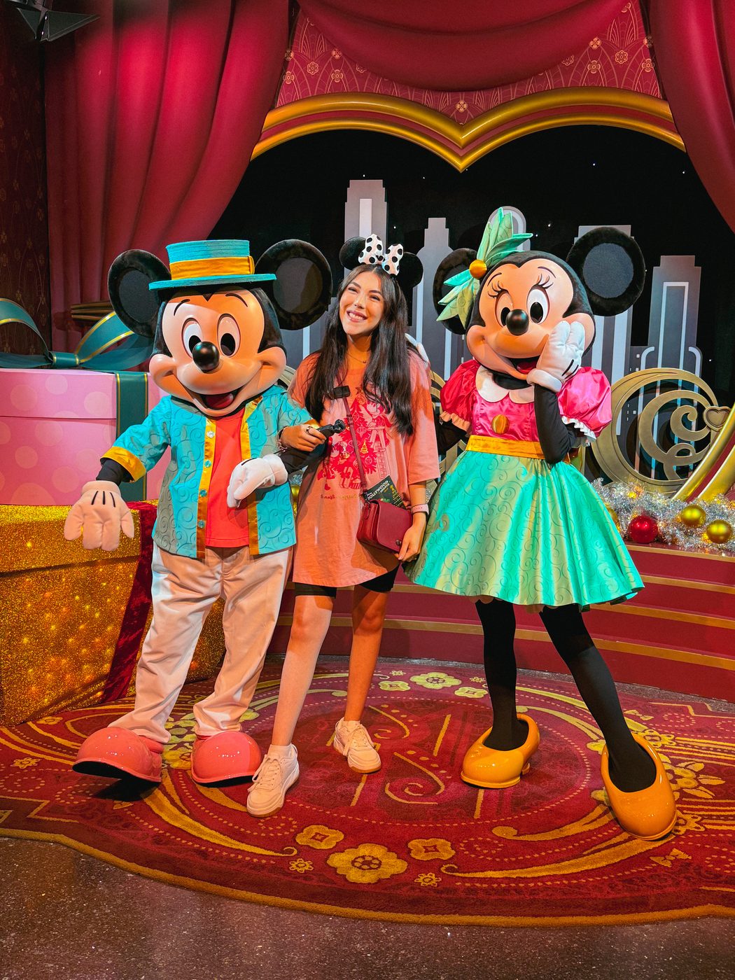 Dani Godinez con Mickey y Minnie, vestidos con su ropa especial de la fiesta, en Disney Jollywood Nights en Hollywood Studios.