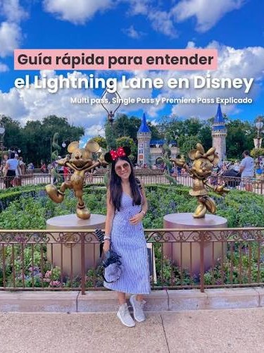 Dani Godinez frente al Castillo de Cenicienta en Magic Kingdom, con el texto Guía rápida para entender el Lightning Lane en Disney.