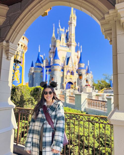 Dani Godinez con orejas de Mickey frente al Castillo de Cenicienta en Magic Kingdom, Walt Disney World