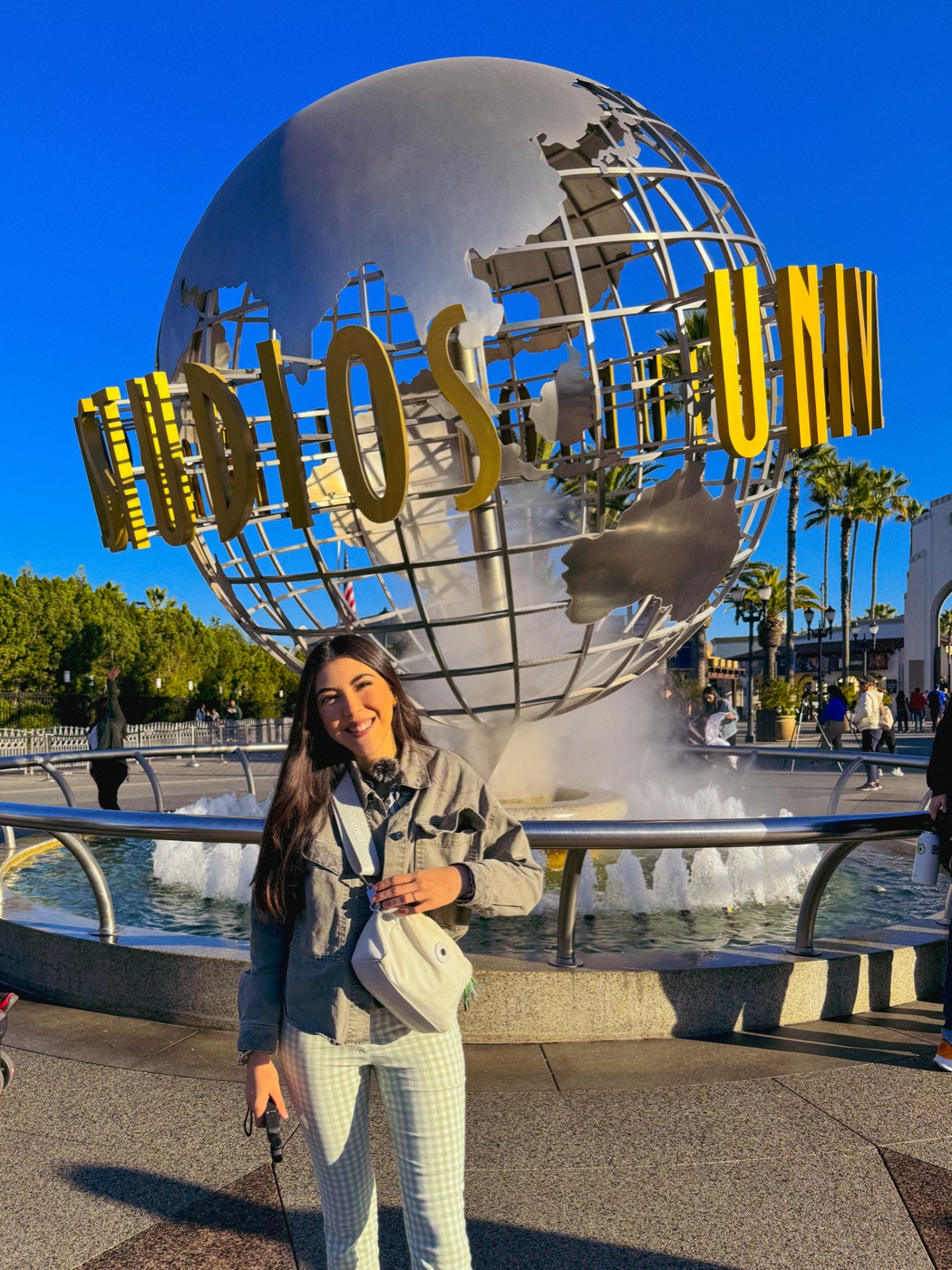 Dani Godinez frente al globo de Universal Studios Hollywood