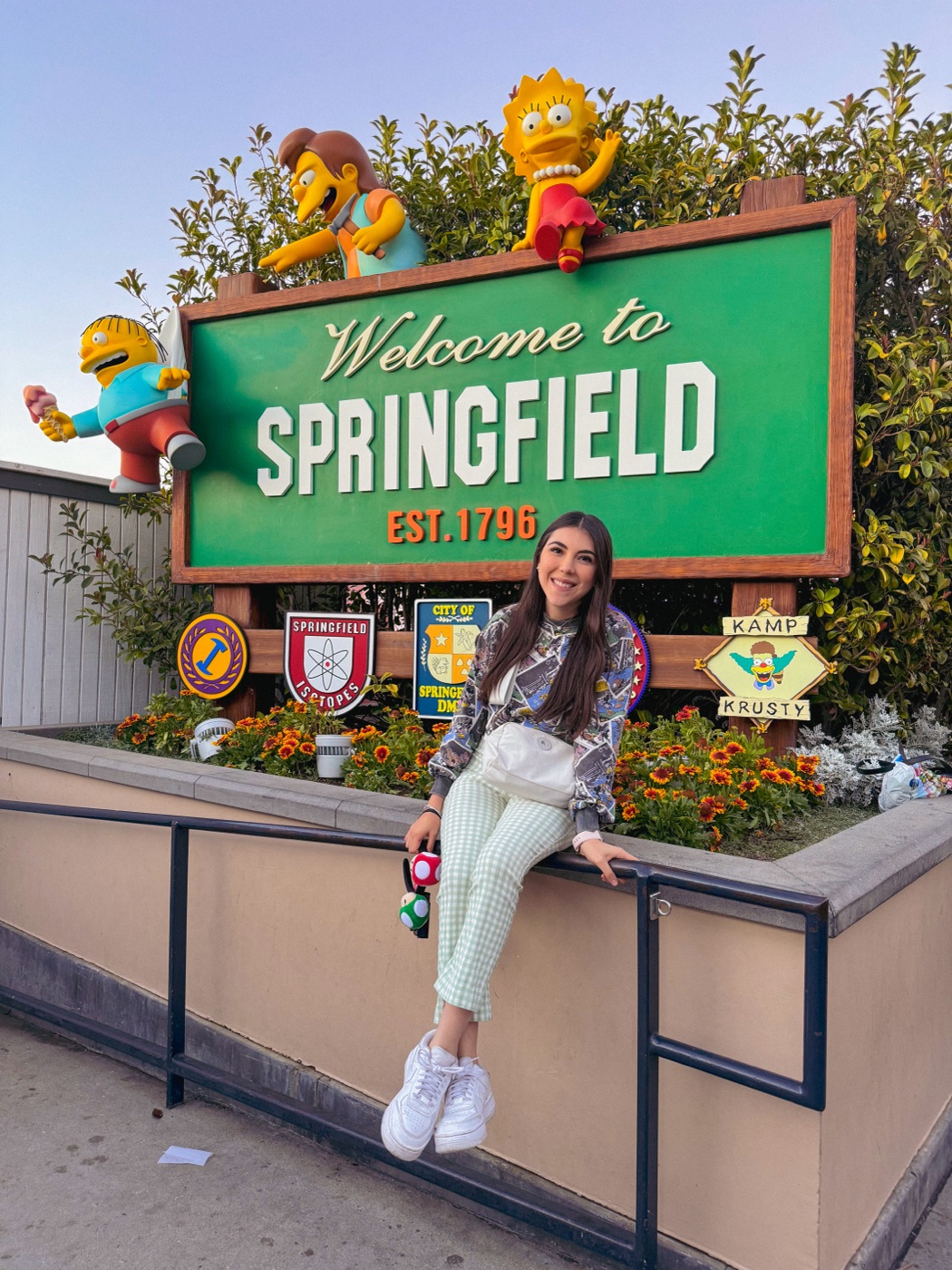 Dani Godinez en el letrero de Springfield, zona de Los Simpson en Universal Hollywood