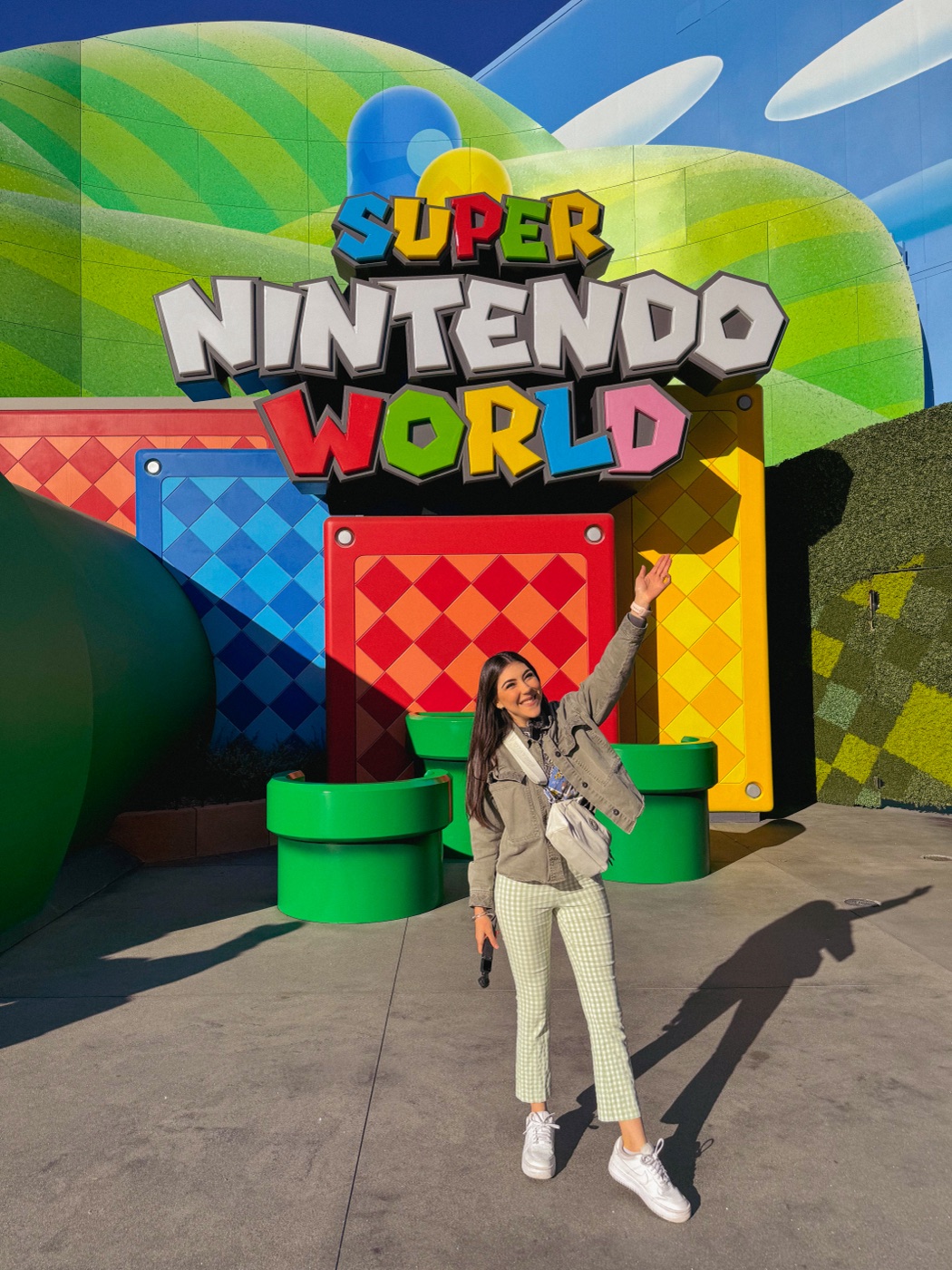 Dani Godinez en la entrada de Super Nintendo World en Universal Hollywood