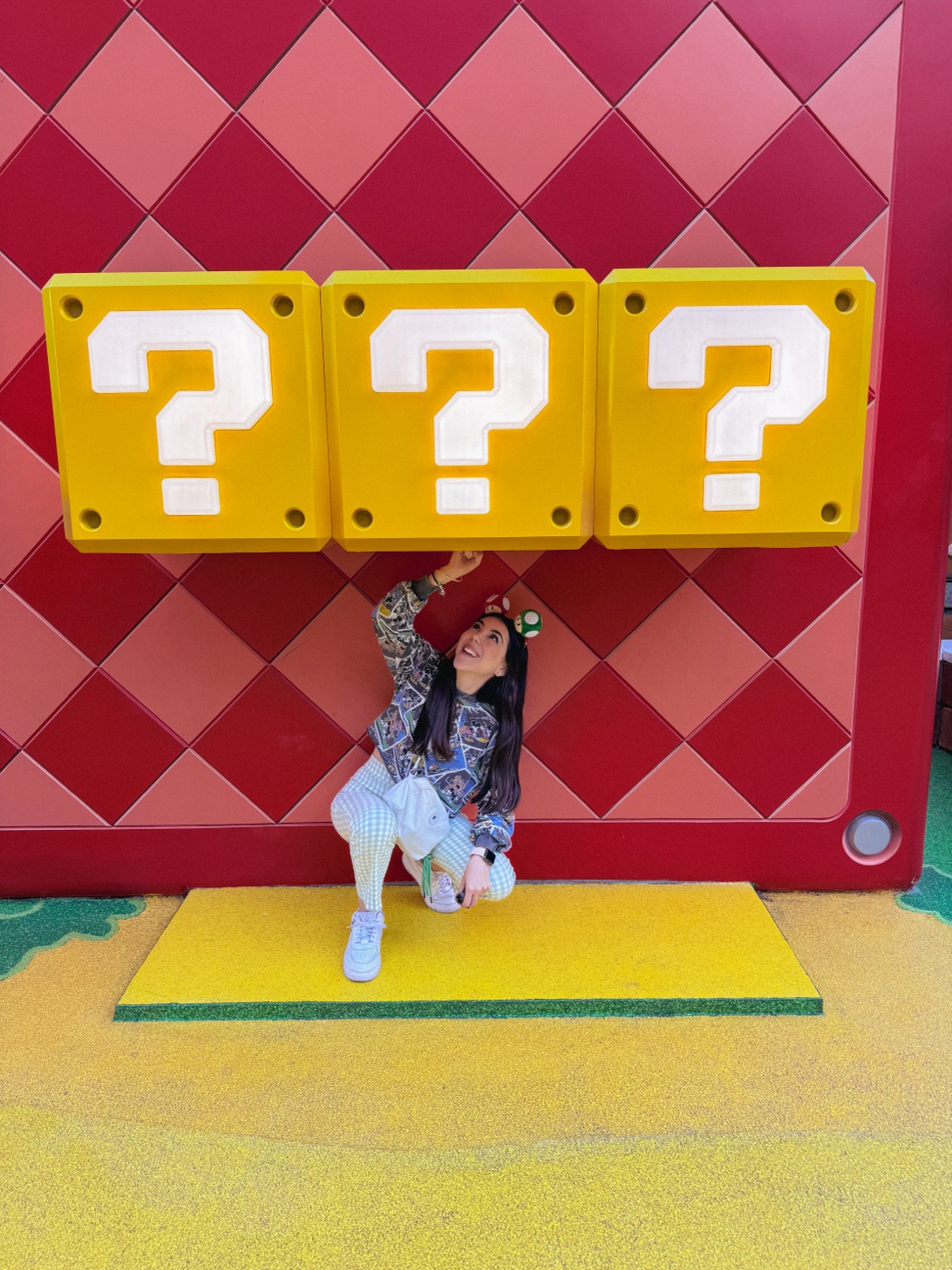 Dani Godinez en los bloques de Mario en Super Nintendo World, Universal Hollywood
