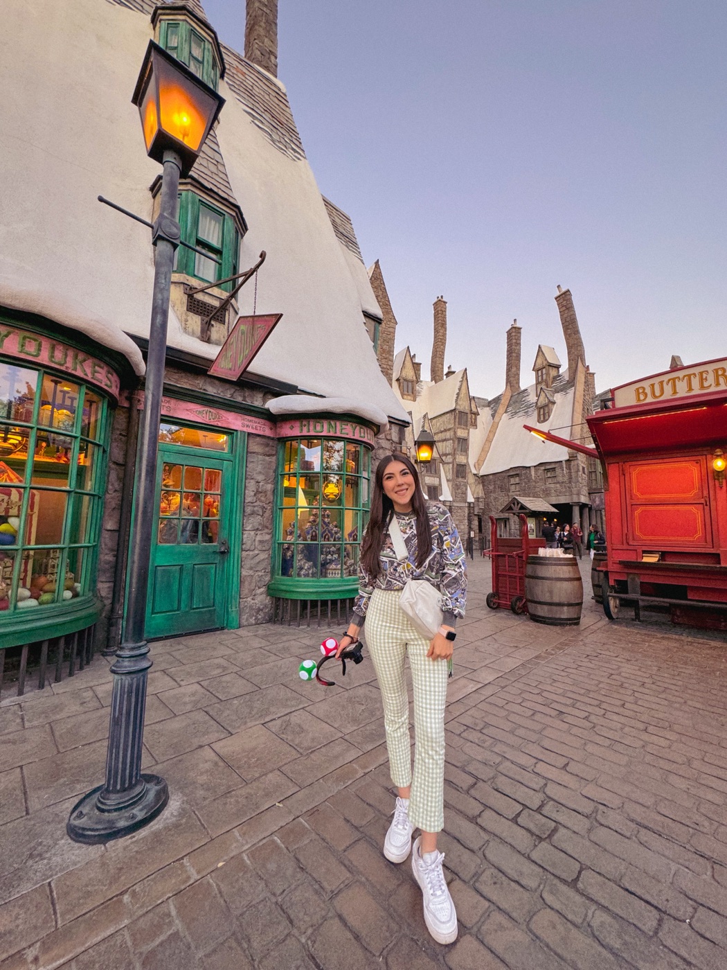 Dani Godinez en la aldea de Harry Potter en Universal Hollywood