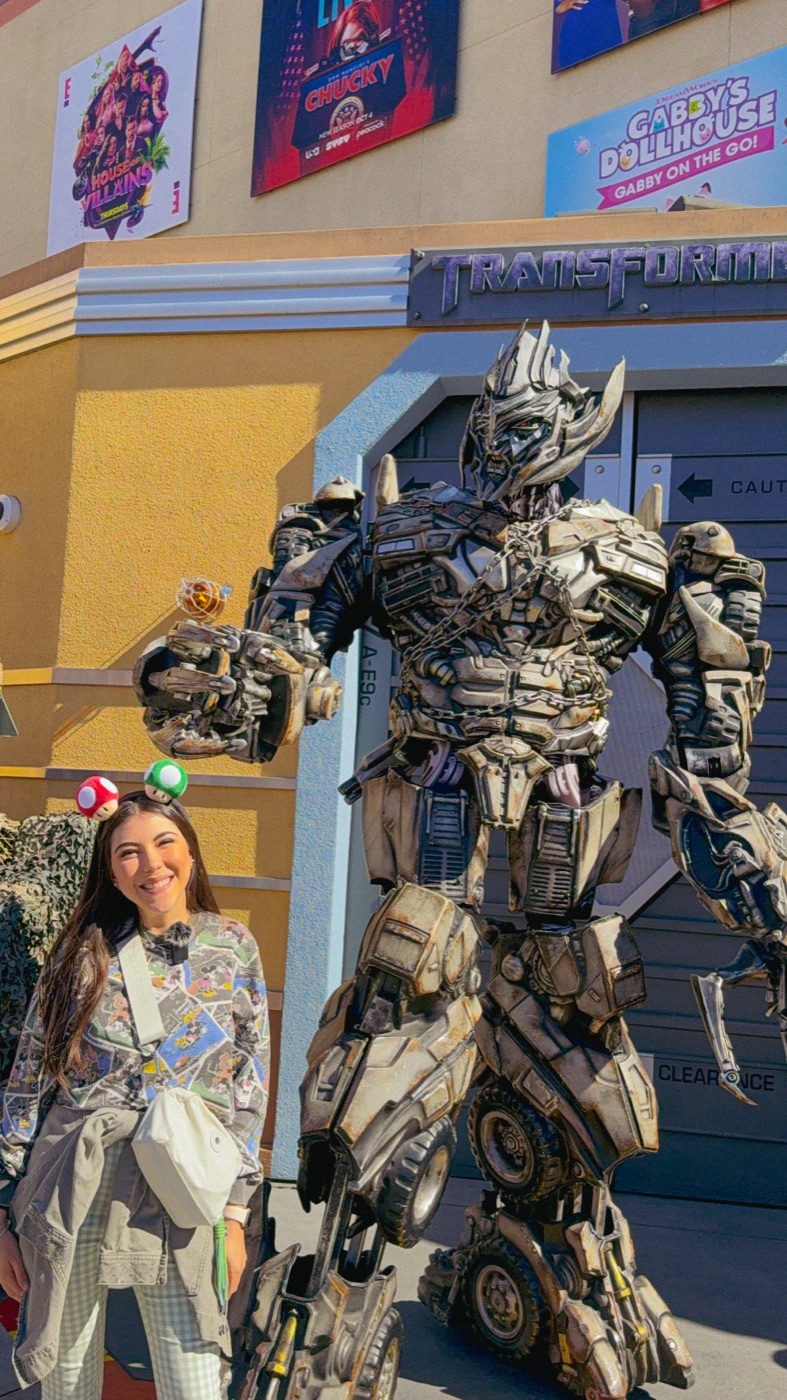 Dani Godinez con un Transformer en Universal Studios Hollywood