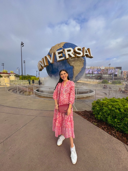 Dani Godinez frente al globo de Universal Studios en Universal Orlando